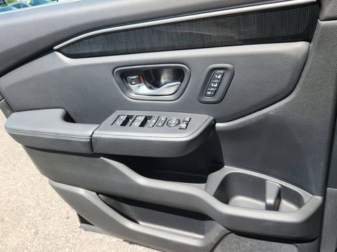 Used 2025 Honda Pilot Elite image 9