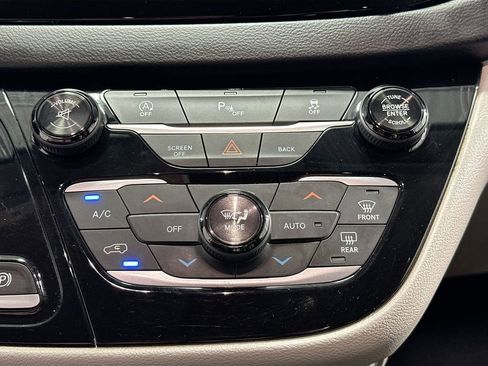 Used 2017 Chrysler Pacifica Touring-L FWD image 35