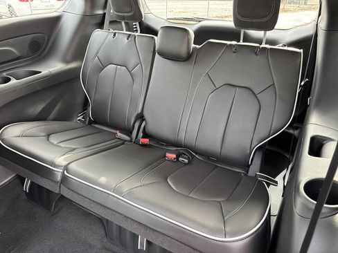 New 2026 Chrysler Pacifica Limited image 18