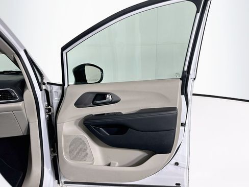 Used 2024 Chrysler Pacifica Touring-L FWD image 35