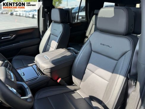 Used 2025 GMC Yukon Denali w/ Advanced Technology Package AWD/4WD image 35