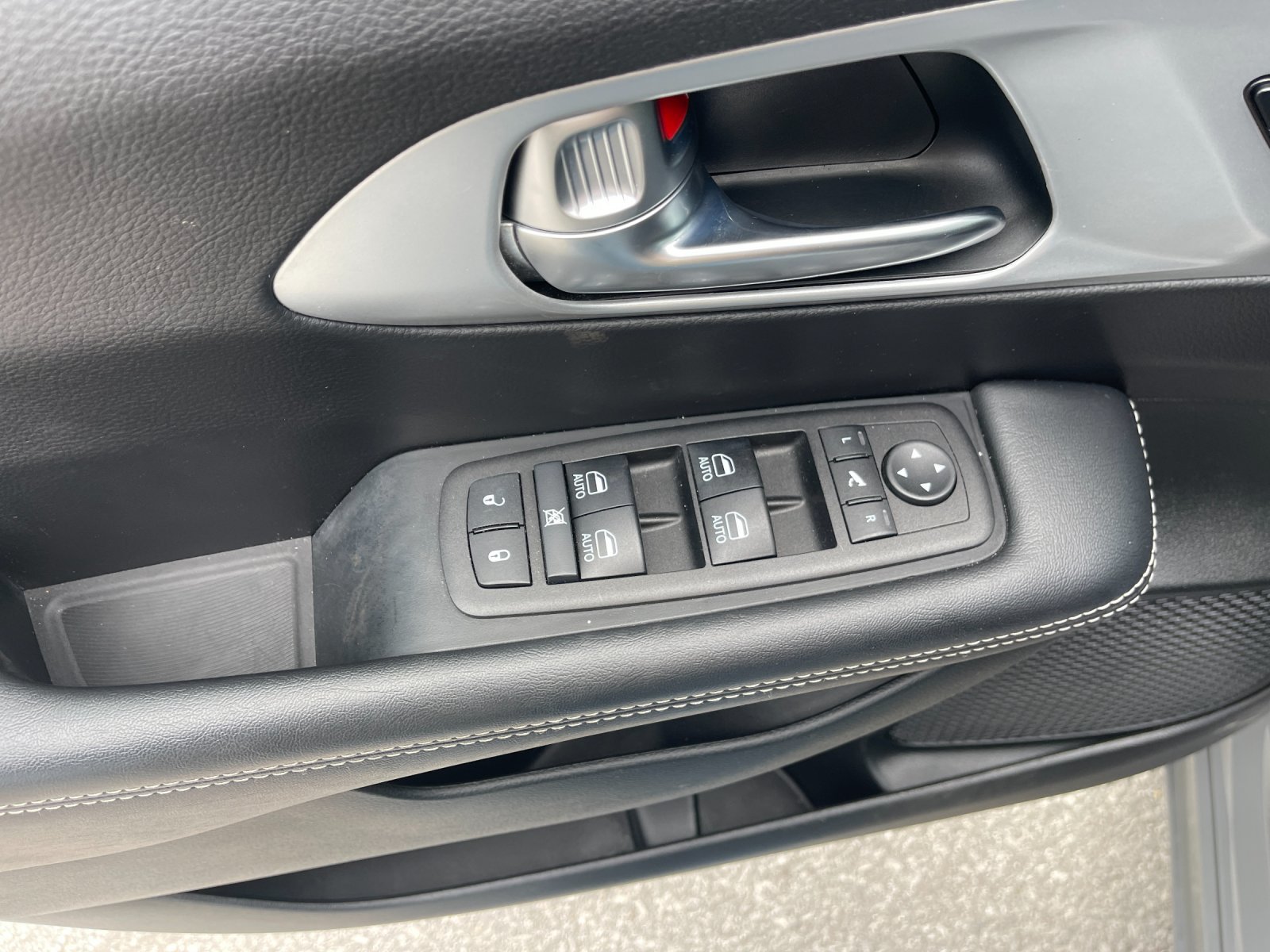 Used 2025 Chrysler Pacifica Limited FWD image 13