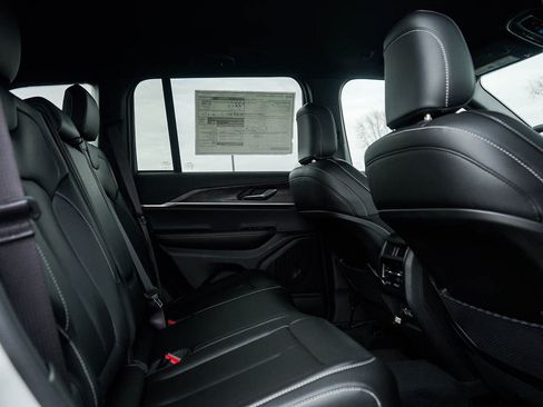 New 2025 Jeep Grand Cherokee Limited w/ Black Appearance Package image 13