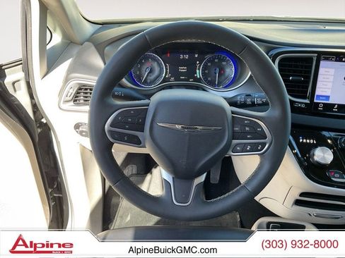 Used 2023 Chrysler Pacifica Touring-L FWD image 12