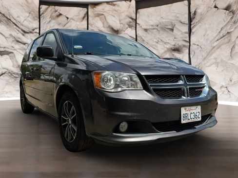 Used 2017 Dodge Grand Caravan SXT image 3