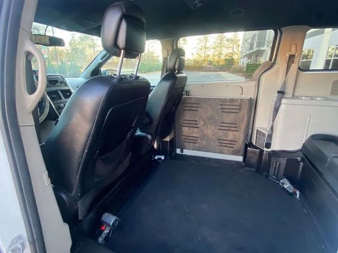 Used 2017 Dodge Grand Caravan SXT image 19