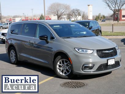 Used 2025 Chrysler Pacifica Select