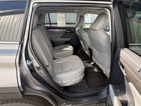 Used 2025 Toyota Highlander Platinum AWD/4WD image 15
