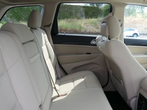 Used 2021 Jeep Grand Cherokee Laredo RWD image 22