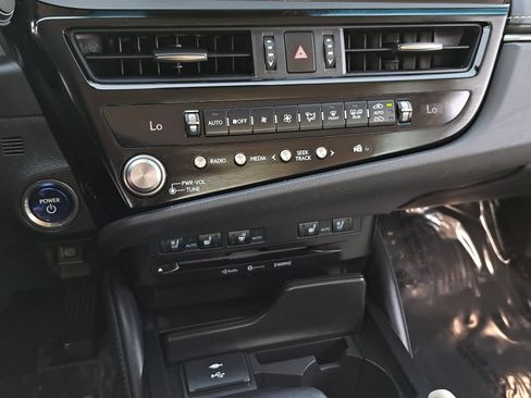 Used 2022 Lexus ES 300h w/ Premium Package FWD image 25