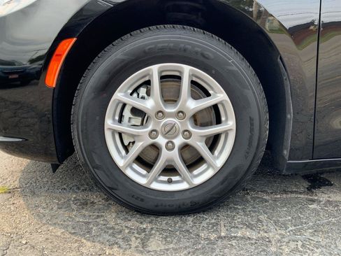Used 2024 Chrysler Pacifica Touring-L FWD image 30