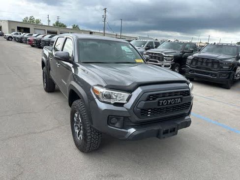 Used 2017 Toyota Tacoma TRD Off-Road w/ Premium & Technology Package AWD/4WD image 25