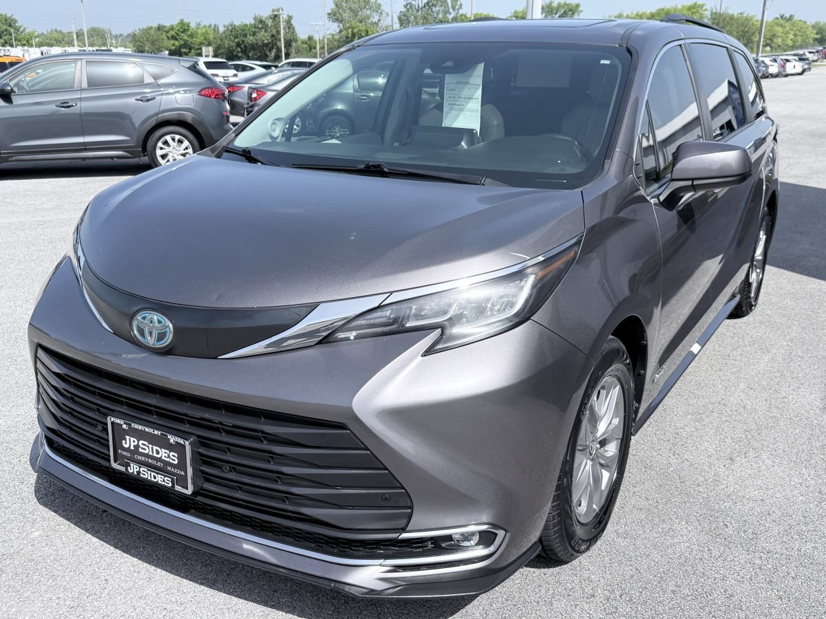 Used 2021 Toyota Sienna XLE w/ XLE Plus Package FWD image 1