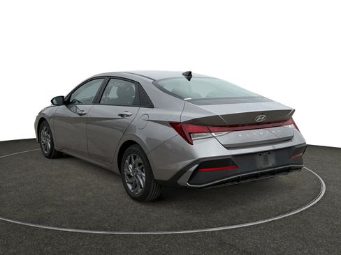 Used 2024 Hyundai Elantra SEL image 3