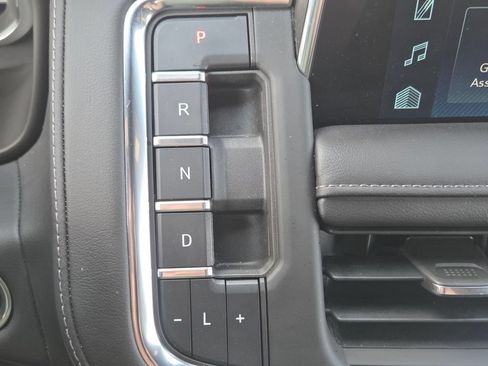 Used 2023 Chevrolet Suburban Z71 w/ Luxury Package AWD/4WD image 41