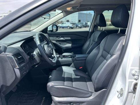 Used 2024 Nissan Rogue SV w/ SV Premium Package image 14