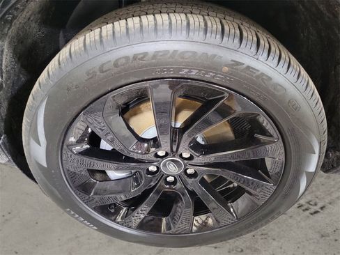 New 2025 Land Rover Discovery Sport Dynamic SE image 9