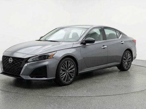 Used 2025 Nissan Altima 2.5 SV image 3