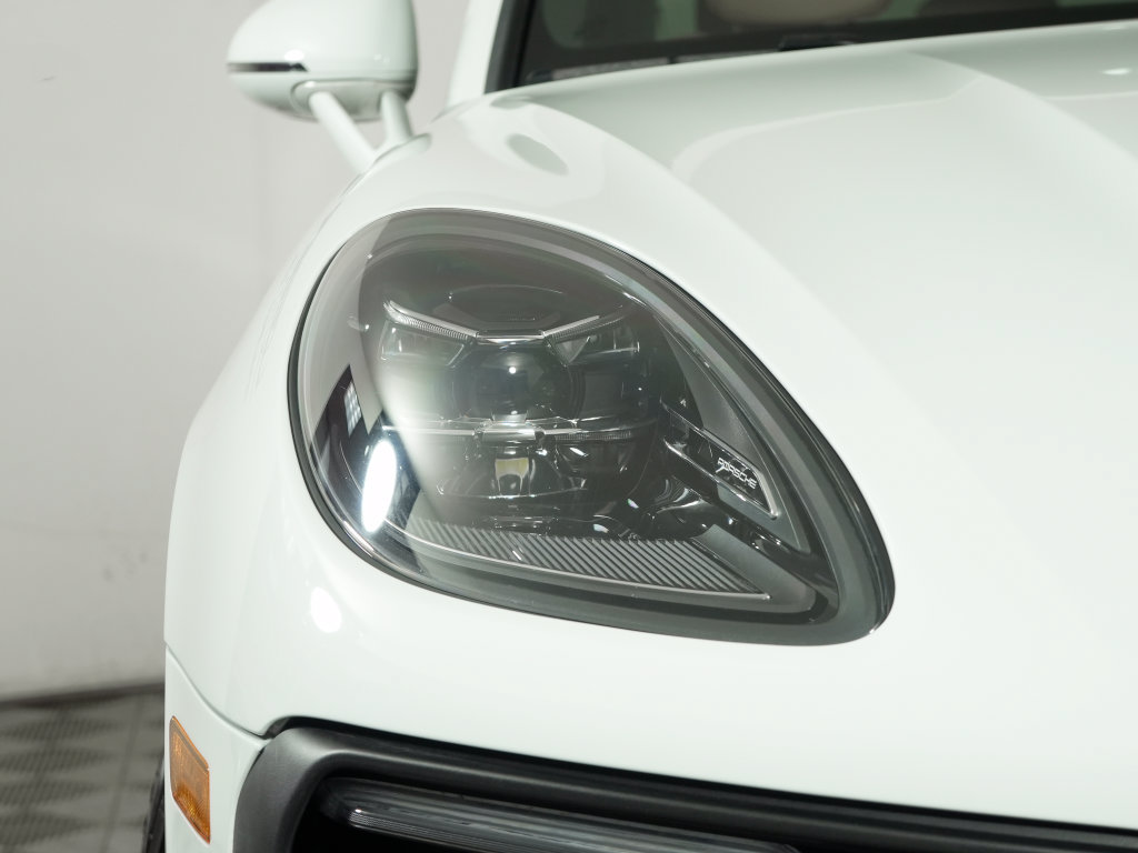 Certified 2025 Porsche Macan AWD/4WD image 11