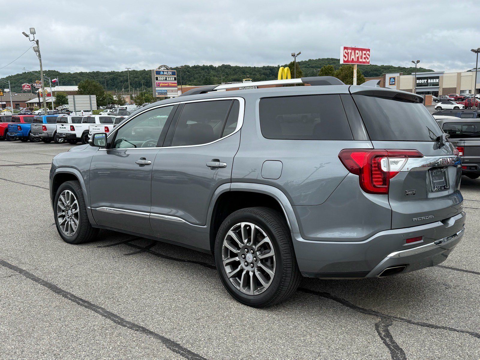 Used 2022 GMC Acadia Denali w/ Denali Ultimate Package AWD/4WD image 3