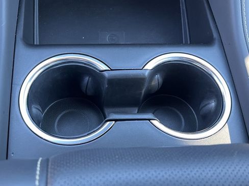 Used 2024 GMC Yukon SLT w/ SLT Luxury Package image 24