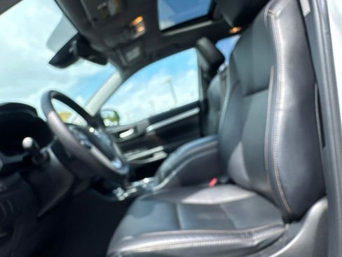 Used 2019 Toyota Highlander XLE AWD/4WD image 23