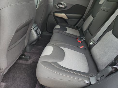 Used 2018 Jeep Cherokee Latitude AWD/4WD image 29