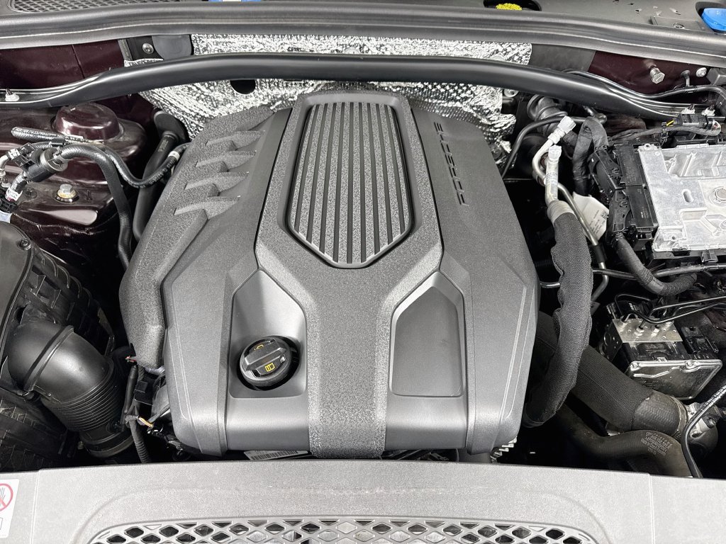 Certified 2025 Porsche Macan AWD/4WD image 32