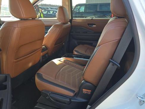 Used 2023 Nissan Pathfinder Platinum image 8