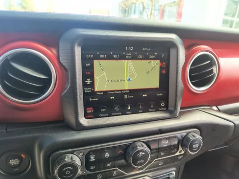 Used 2023 Jeep Wrangler Unlimited Rubicon w/ Cold Weather Group AWD/4WD image 16