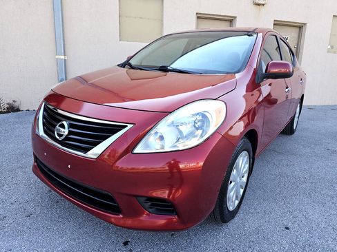 Used 2013 Nissan Versa SV image 3