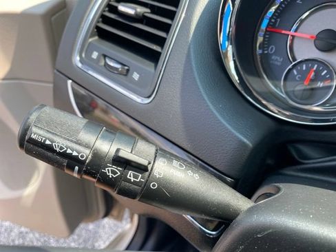 Used 2013 Chrysler Town & Country Touring FWD image 19
