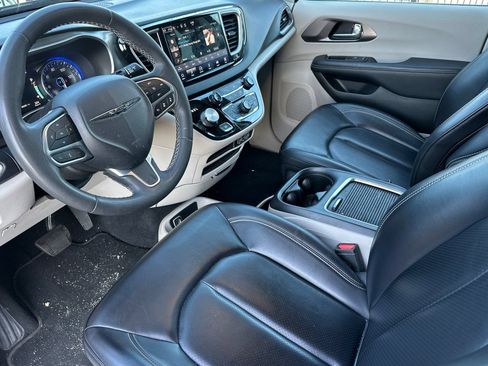 Used 2023 Chrysler Pacifica Touring-L FWD image 10