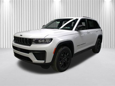 New 2026 Jeep Grand Cherokee Laredo image 8