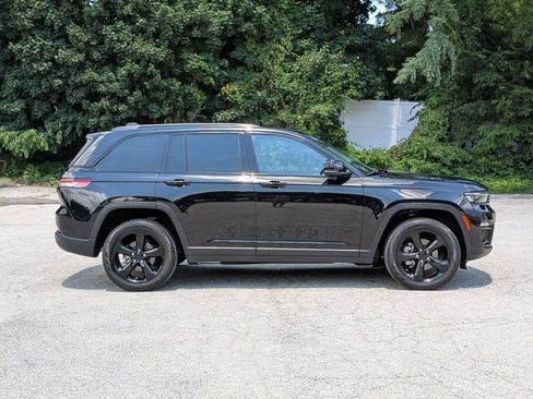 Used 2023 Jeep Grand Cherokee Limited w/ Black Appearance Package AWD/4WD image 2