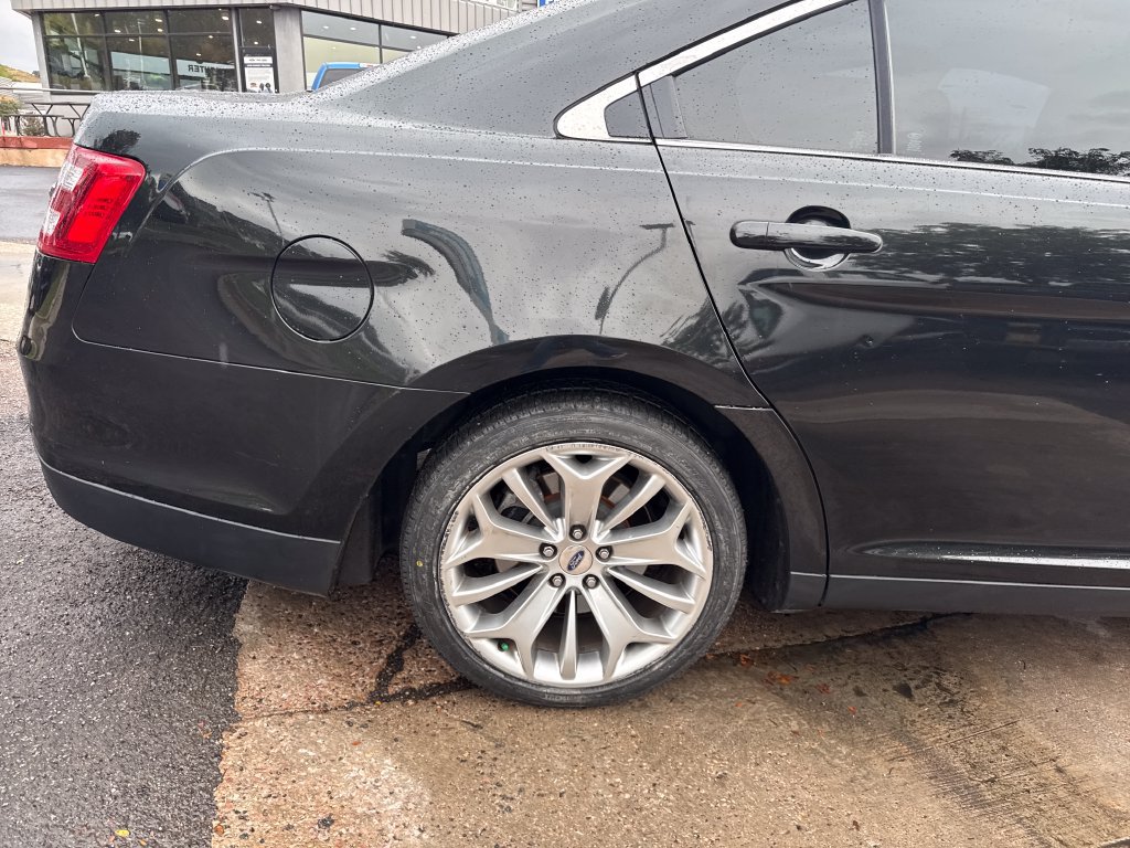 Used 2015 Ford Taurus Limited FWD image 28