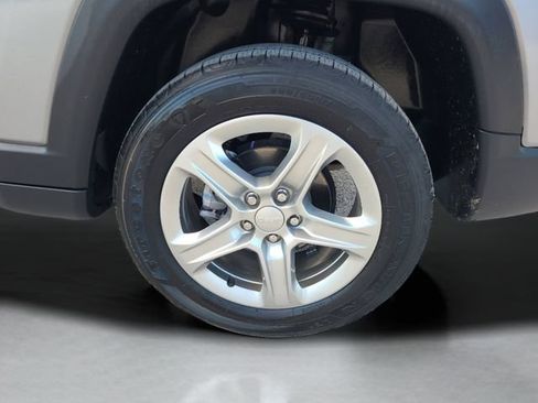Used 2024 Jeep Compass Latitude AWD/4WD image 9