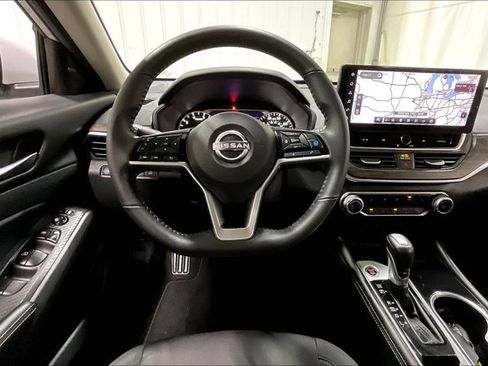 Used 2024 Nissan Altima 2.5 SV w/ SV Premium Package FWD image 5