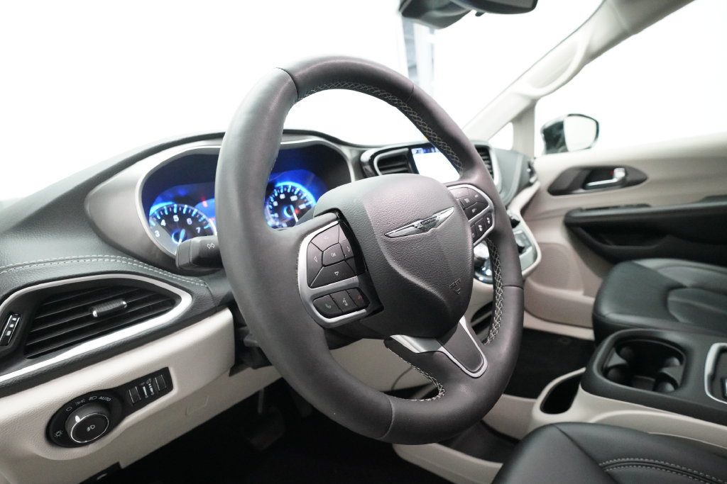 Used 2024 Chrysler Pacifica Touring-L AWD/4WD image 8