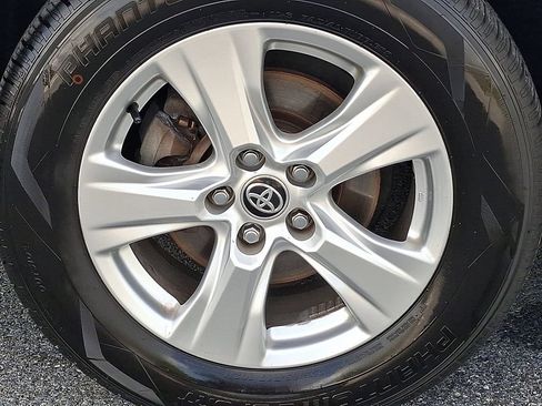 Used 2020 Toyota RAV4 XLE w/ Convenience Package AWD/4WD image 8