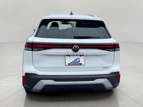 Used 2025 Volkswagen Tiguan SE image 6