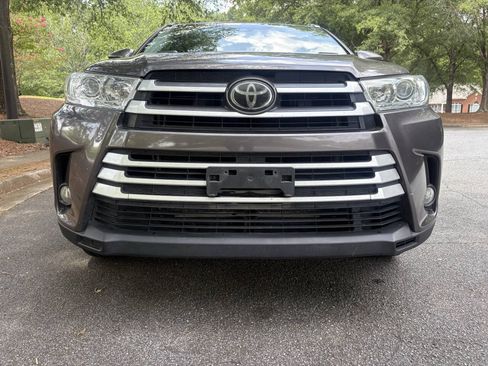 Used 2019 Toyota Highlander XLE FWD image 12