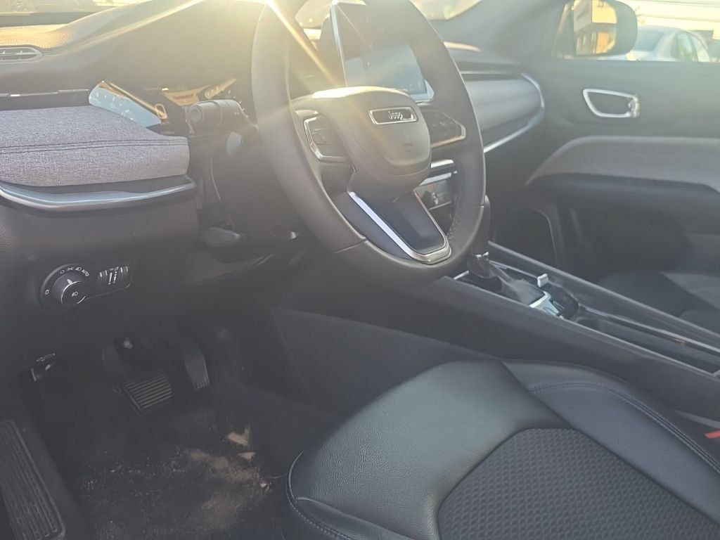 Used 2025 Jeep Compass Latitude AWD/4WD image 5