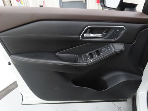 Used 2023 Nissan Rogue Platinum FWD image 10