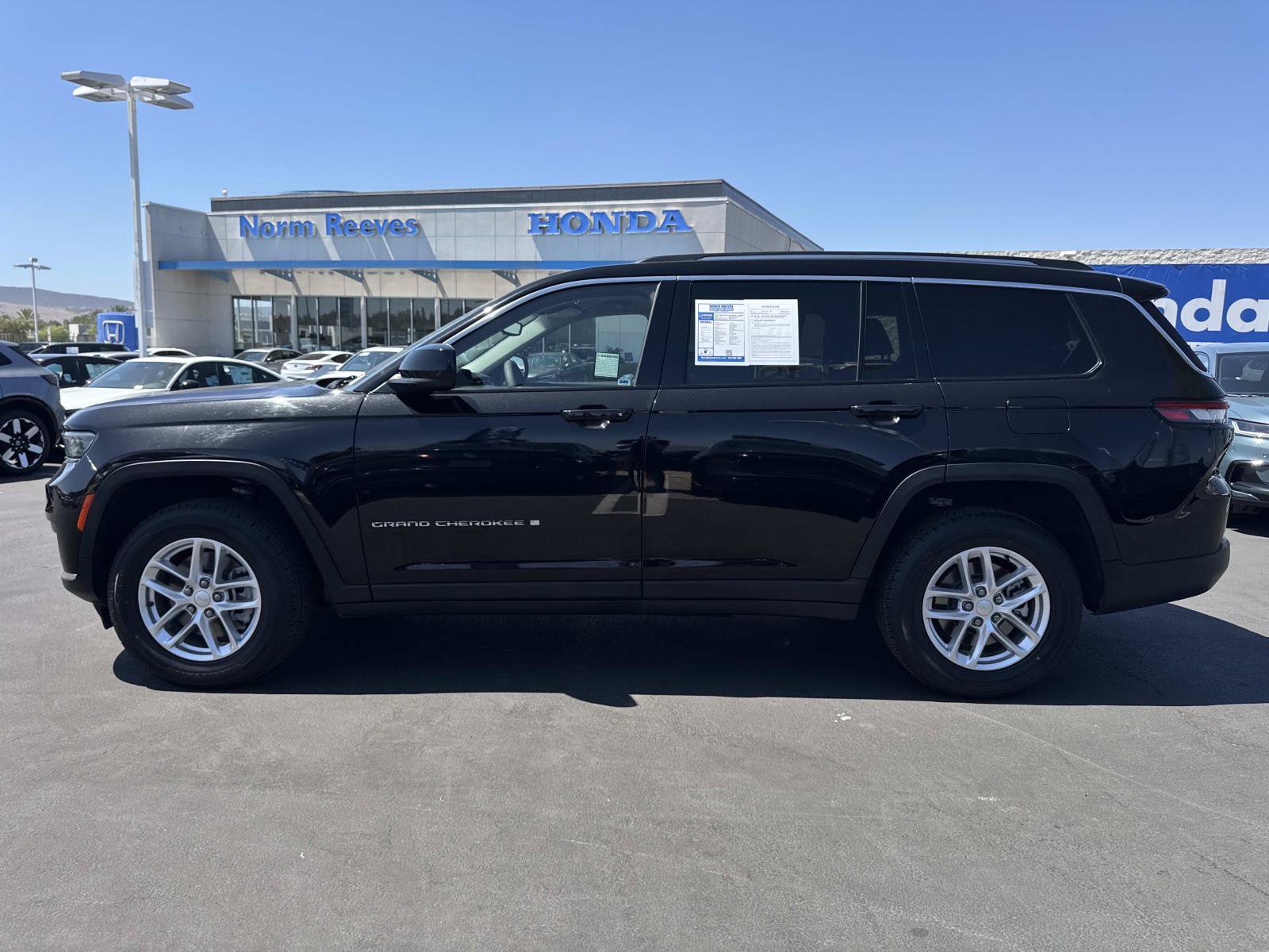 Used 2023 Jeep Grand Cherokee L Laredo AWD/4WD image 2
