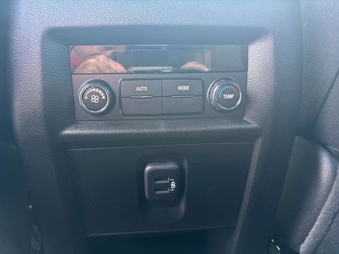 Used 2023 Chevrolet Traverse LT image 25