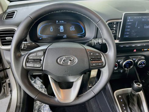 Used 2023 Hyundai Venue SEL FWD image 11