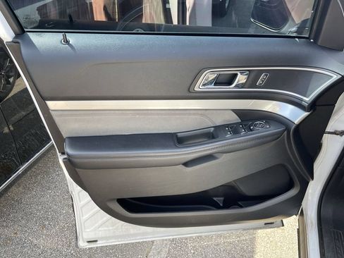 Used 2017 Ford Explorer XLT w/ Equipment Group 202A FWD image 3