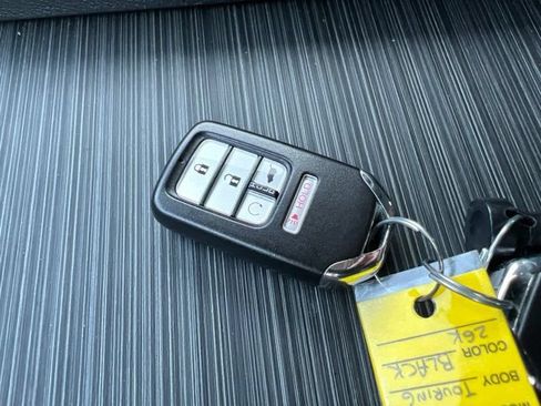 Used 2017 Honda Pilot Touring image 14