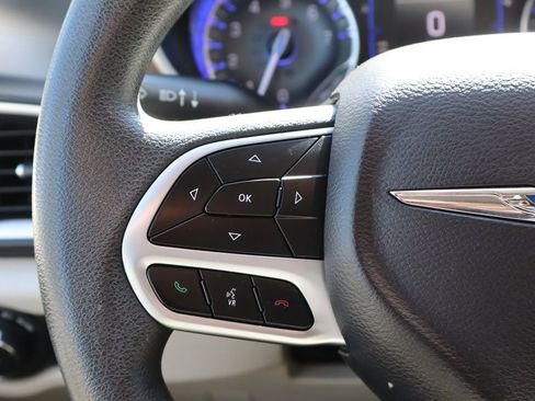 Used 2018 Chrysler Pacifica Touring Plus w/ Tire & Wheel Group FWD image 17